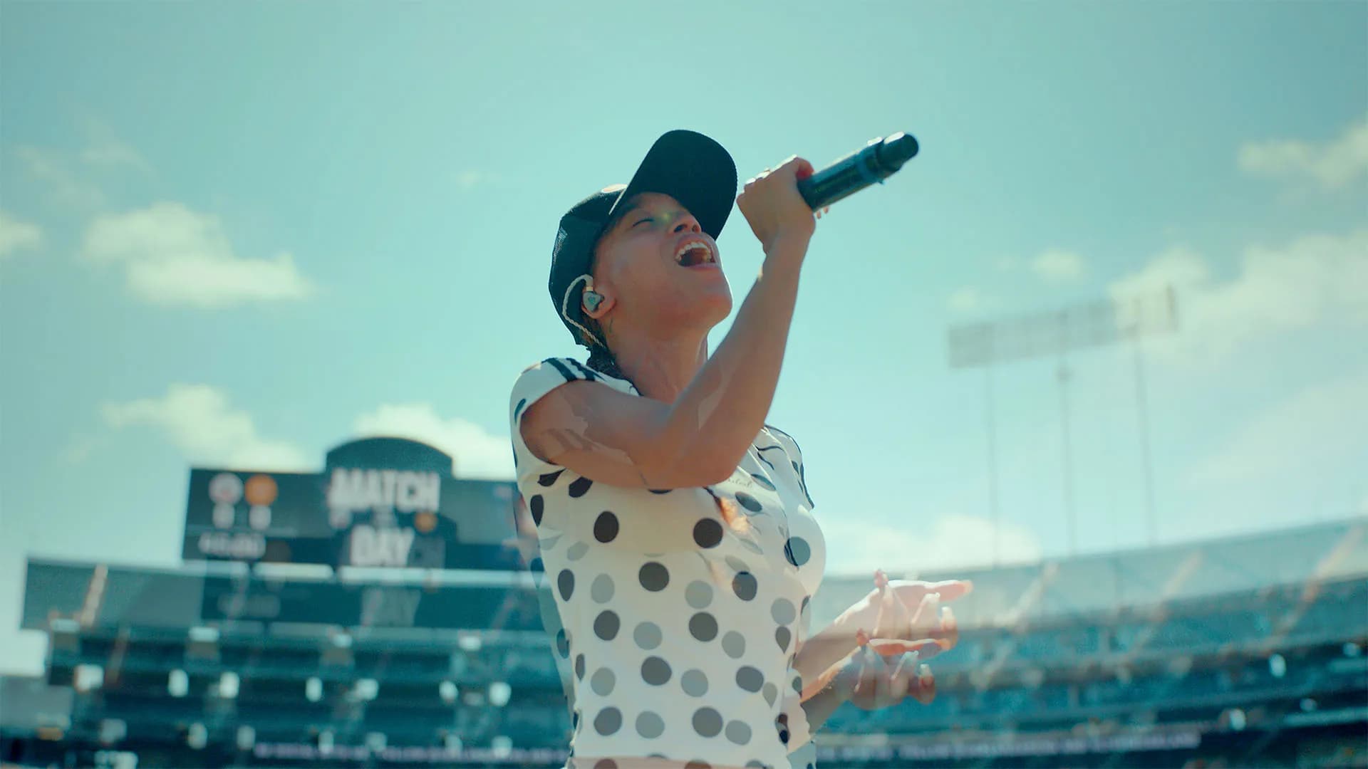 La Tierra del Valor (The Home of the Brave)